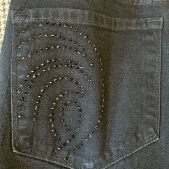NYDJ black jeans with rhinestone detail on back pocket size 6P - Picture 9 of 10